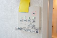 雨の日の洗濯も安心できる浴室暖房乾燥機付き浴室。リモコンで操作もボタン1つで簡単。