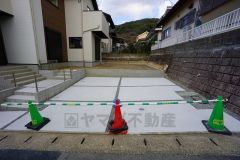 駐車スペースはゆとりある2台分を確保。マイカー用に、お客さま用に、余裕を持ってご利用いただけます。