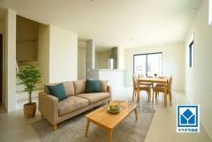 家具はイメージです。大きな窓のあるリビングは、陽光あふれる明るい空間です。居心地良く、ご家族皆がゆったりくつろげる憩いの空間となりそうです。