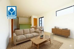 家具はイメージです。大きな窓のあるリビングは、陽光あふれる明るい空間です。居心地良く、ご家族皆がゆったり寛げる憩いの空間となりそうです。