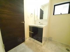 三面鏡つき洗面台。鏡裏にたっぷりとした収納スペースがあります。鏡を閉めてしまえば小物は見えないため、スッキリとした印象の洗面台にできます。