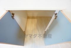同仕様写真。）玄関ホールに収納スペースを確保。日用品や趣味の道具入れとして便利です。扉付きなので見た目もスッキリ＾＾