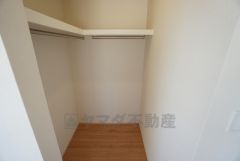 同仕様写真。収納力豊富なウォークインクローゼット。洋服や小物などを1箇所にまとめて美しい収納を実現します。