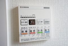 浴室暖房乾燥機付き。天候に左右されず、いつでも好きなときに洗濯物を干せるので、仕事や家事で忙しい方に重宝します。