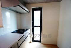 勝手口付きキッチン。においがこもりやすいキッチンの換気にも役立ちます。ごみの仮置きにもなり、便利です＾＾