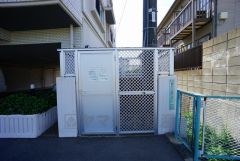 しっかりと扉の閉まるゴミ置き場。ゴミが散らかる心配もありません。エントランスの外まで管理が行き届いた綺麗なマンションです。
