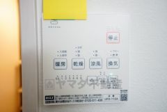 雨の日の洗濯も安心できる浴室暖房乾燥機付き浴室。リモコンで操作もボタン1つで簡単。