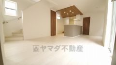 大きな窓のあるリビングは、陽光あふれる明るい空間です。居心地良く、ご家族皆がゆったり寛げる憩いの空間となりそうです。