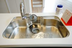 広々としたステンレスシンクには、洗剤やスポンジを収納出来るラック付き。広さも確保しているので、大きなお鍋も洗いやすいです。