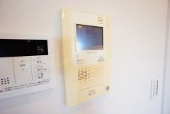 オートロックとモニター付きインターホン装備で女性やお子様も安心。充実のセキュリティで暮らしをサポートします。