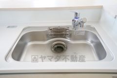 広々としたステンレスシンクには、洗剤やスポンジを収納出来るラック付き。広さも確保しているので、大きなお鍋も洗いやすいです。