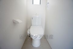 温水洗浄機付トイレです。節水機能もあるので、安心して使えますね。もちろん、1階2階の2ヶ所にトイレがあるので、忙しい朝にもゆとりができますね。