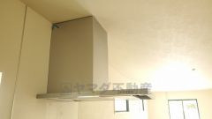 お手入れが簡単なスリム型レンジフードです。調理により発生する油煙や臭いを吸い込み、屋外へ排気してくれます。