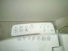 温水、暖房、ウォシュレット付の高機能トイレです。