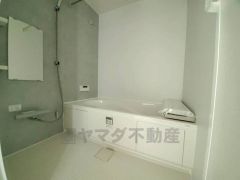 1日の疲れを癒すくつろぎのバスルーム。足を伸ばしてもゆったりと入れるサイズです。お子様と一緒にお風呂に入っても狭くないですね^^