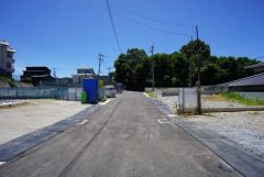 現地（2025年7月30日）撮影。住人以外の車の進入も少なく、小さなお子様を持つご家庭にも安心です。