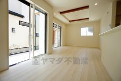大きな窓のあるリビングは、陽光あふれる明るい空間です。居心地良く、ご家族皆がゆったり寛げる憩いの空間となりそうです。