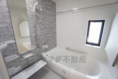 同仕様写真。1日の疲れを癒すくつろぎのバスルーム。足を伸ばしてもゆったりと入れるサイズです。お子様と一緒にお風呂に入っても狭くないですね^^