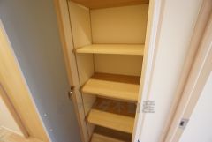 廊下にも収納を確保。各居室に入りきれなかった荷物や、2階で使用する日用品のストック置き場に便利です。