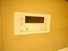 湯量・湯温の設定、そして保温までワンタッチのフルオートバス。便利な追い炊き機能付きです。