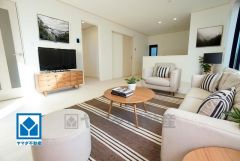 家具はイメージです。大きな窓のあるリビングは、陽光あふれる明るい空間です。居心地良く、ご家族皆がゆったり寛げる憩いの空間となりそうです。