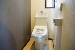 同仕様写真。1階2階の2ヶ所にトイレがありますので、忙しい朝にも家族に気を使わず、ゆとりが生まれますね＾＾ 小窓付きで換気する時に便利です＾＾