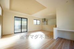 窓から光が差し込む明るいリビングダイニングです＾＾