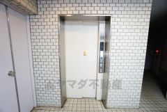 重い荷物を運ぶのにも便利なエレベーター付です。