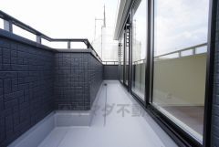 同仕様写真。陽当たりの良いバルコニーです。お洗濯やお布団干しはもちろん、日光浴スペースにも。