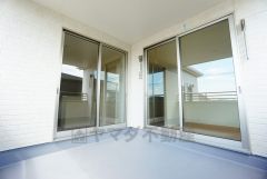 同仕様写真。2階のインナーバルコニーは、テーブルセットを設置して気軽に外で朝食やお茶など楽しむセカンドリビングとしても利用できます。