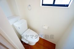 温水洗浄機付トイレです。節水機能もあるので、安心して使えますね。もちろん、1階2階の2ヶ所にトイレがあるので、忙しい朝にもゆとりができますね。