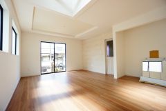 大きな掃き出し窓のあるリビングは、陽光あふれる明るい空間です。ゆったりと寛げる憩いの場となりそうです。