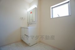 同仕様写真。三面鏡つき洗面台。収納も一体型になっているので、ドライヤーやヘアアイロンの置き場に困りません。