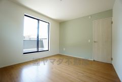 ご夫婦お二人のプライベートシーンを演出する寝室は、大容量のウォークインクローゼット付き。