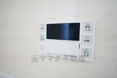 湯量・湯温の設定、そして保温までワンタッチのフルオートバス。便利な追い炊き機能付きです。