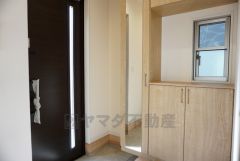 同仕様写真。たっぷり収納できるシューズボックスです。家族全員の靴がきれいに整頓できます。棚の上にお花や写真を飾っても良いですね。