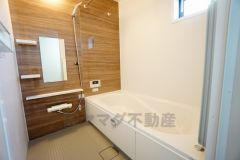 広々1坪タイプの浴槽ユニットでゆったりくつろげるバスルーム。窓、浴室乾燥機付きで換気・雨の日の洗濯もばっちり＾＾