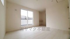 寛ぎの時間を紡ぎだす主寝室は、大型ベッドを置いても余裕の広さを確保しています。