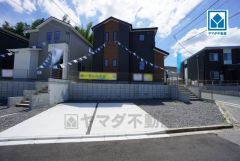 シンプルでいつまでも飽きのこないデザインが周囲の環境に調和し、どんなご家族にもフィットするデザインです。