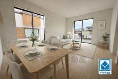 家具はイメージです。温かみのある雰囲気と、キッチンでの作業性を兼ね備え、家族の笑顔あふれる団らんのひと時をお過ごしいただける設計になっています。