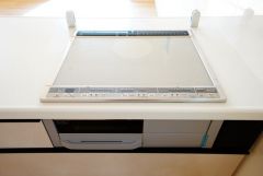 お手入れのしやすいIHクッキングヒーターです。3口コンロなので、効率よくお料理が楽しめます。毎日のお料理も楽しくなりますね＾＾