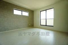 寛ぎの時間を紡ぎだす主寝室は、大型ベッドを置いても余裕の広さを確保しています。
