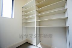 同仕様写真。壁一面に設けた大容量のシューズクローゼットは実用性と機能性を兼ね備えています。急な来客でも、いつも整頓された玄関でお出迎えができます。