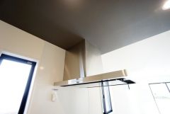 お手入れが簡単なスリム型レンジフードです。調理により発生する油煙や臭いを吸い込み、屋外へ排気してくれます。