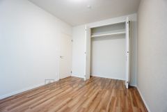 住む人のこだわりを活かす洋室。日当たりがよく、寝室としての利用もおすすめ。広めのクローゼットには荷物をすっきり片付けられ、ゆとりのある暮らしが出来ます＾＾