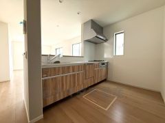 リビングやダイニングからキッチン周りが丸見えにならない対面式キッチン。テレビ鑑賞や家族との対話がしやすく、ご家族の温かい時間を演出します。