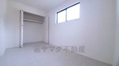 暖かい日差しが差し込む洋室。たっぷり収納できるクローゼット付きでお部屋の中をすっきりと快適に保てます。