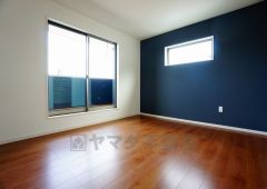 同仕様写真。寛ぎの時間を紡ぎだす主寝室は、大型ベッドを置いても余裕の広さを確保しています。