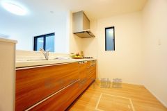 対面式カウンターキッチンからはお子様の様子が見守れます。ダイニングへの配膳や調理の時便利なカウンター付き。