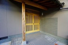 落ち着いた佇まいが住まいの品格を感じさせます。季節の花や鉢植えを飾るのもいいですね。屋根のあるアプローチで雨の日も安心です＾＾